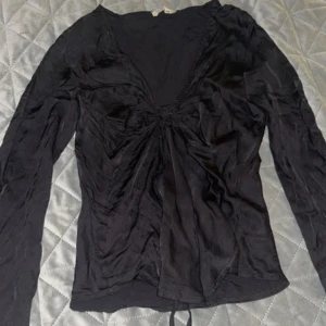 Blouse  - En svart blouse från design by si storlek xs/ s jätte bra skick använt några gånger 