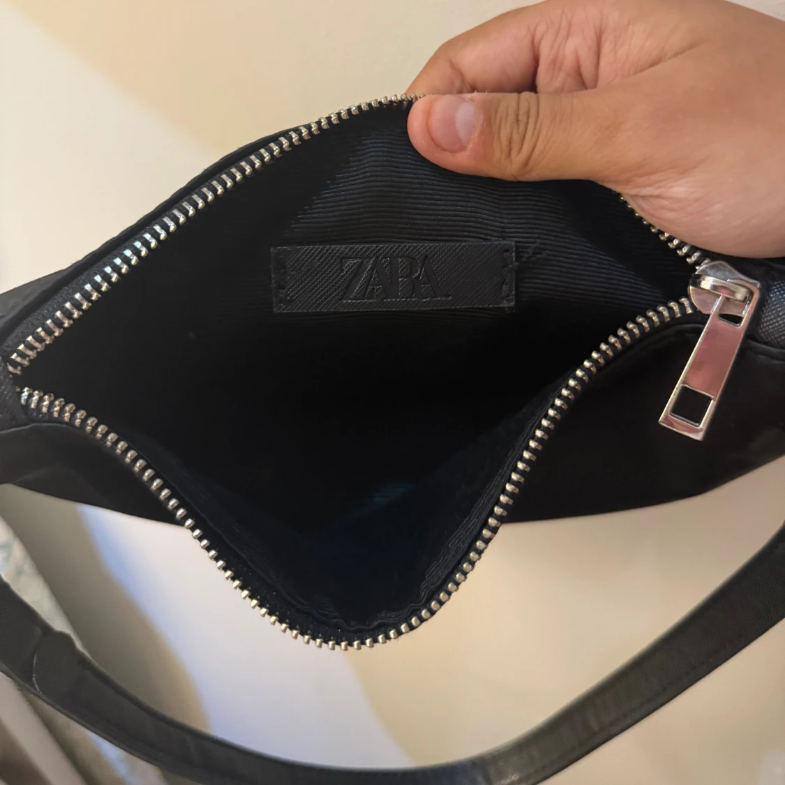 Svart axelväska från Zara - 2