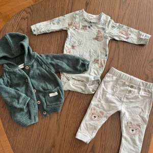 Newbie set storlek 56 - Ett set med body och byxor i ljusgrönt med björnmotiv och en mörkgrön kofta från newbie i fint skick, Storlek 56. Koftan har lite noppor.
