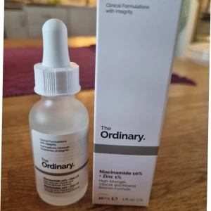 The Ordinary Niacinamide 10% + Zinc 1% 30ml - Säljer The Ordinary Niacinamide 10% + Zinc 1%. Köpt nyligen. Mer än halva flaskan finns kvar. Tyvärr fick jag utslag, därför säljer jag den