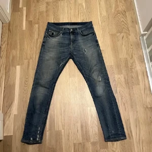 UNIKA Tiger Of Sweden Jeans - UNIKA Tiger Of Sweden jeans med snygga slitningar. Modell: El Pistelero. För mått eller andra funderingar är de bara att fråga!