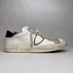 Philippe Model PRSX Low - Varumärke: Philippe Model  Modell: PSRX  Storlek: 42  Skick:  8/10 (Minimala tecken på användning)  Nypris: 3700 SEK  Övrigt: Box ingår