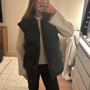 Väst - Supersnygg svart väst från Weekday i strl S. Funkar både för tjejer och killar. Jättebra skick.