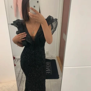 Svart fest klänning  - Svart festklänning använd en gång glittrig där nere 
