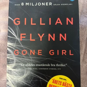 Gone Girl - Gone Girl är en hyllad thriller om Nick och Amy, ett par vars perfekta liv vänds upp och ner när Amy försvinner spårlöst på deras bröllopsdag. Spänning, misstankar och oväntade vändningar gör den här boken till en riktig bladvändare för dig som gillar deckare och psykologiska thrillers.