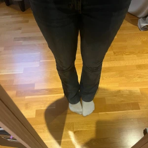 Mörkblåa bootcut jeans med fickdetalj - Säljer ett par mörkblåa jeans med bootcut-modell och snygga bakfickor med kontrastsöm. Jeansen har normal passform. Och passar bra till allt.