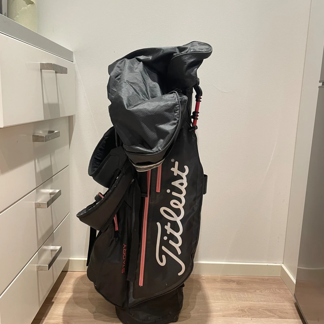Svart golfbag från Titleist med röda detaljer - 2