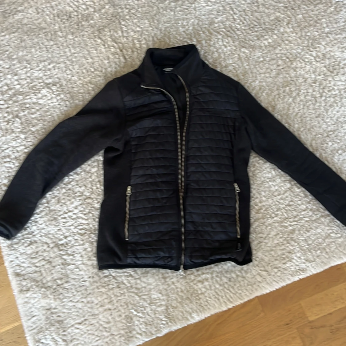 Svart quiltad jacka från Holebrook