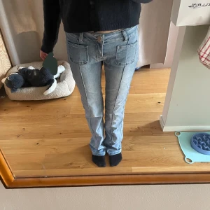Ljusblå jeans low waist bootcut från Madlady - Ljusblåa jeans från madlady som är low waist bootcut i storlek 36 TALL de är i fint skick men är lite slitet på ett ben de sista bilden annars ser de ut som nya!                            Priset kan diskuteras  Skriv vid frågor! 💗