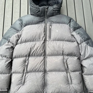 Ralph lauren pufferjacket - Ralph lauren pufferjacket i mycket bra skick finns liten fläck på bild 3 men den går säkert att tvätta bort, XL 18-20/ S