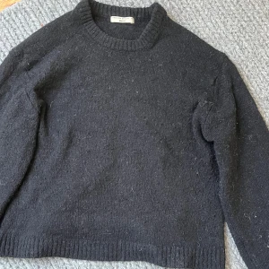 Svart stickad tröja  - Fin stickad tröja från Gina. Väl använd och lite nipprig men inga defekter. Skriv för frågor! ❤️