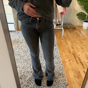 Grå bootcut jeans - Använda fåtal gånger, inga defekter