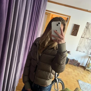 Brun pufferjacka från Parajumpers - Säljer en brun pufferjacka från Parajumpers, modell Sheen. Jackan har huva, ribbade muddar och dragkedja framtill. Den är kortare i modellen och nästan aldrig andvänd. Perfekt nu till vintern nypris: 6 400kr