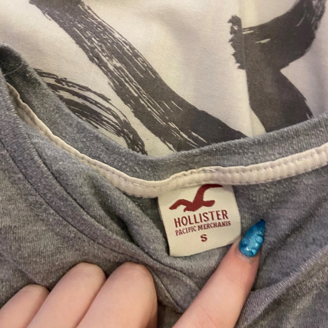 Grå Hollister t-shirt med logga - 2