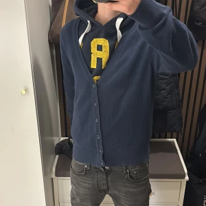 Cardigan herr - Skit fet cardigan som e i princip ny. Har en hoodie under men funkar lika bra till en t shirt. Pris kan alltid diskuteras 