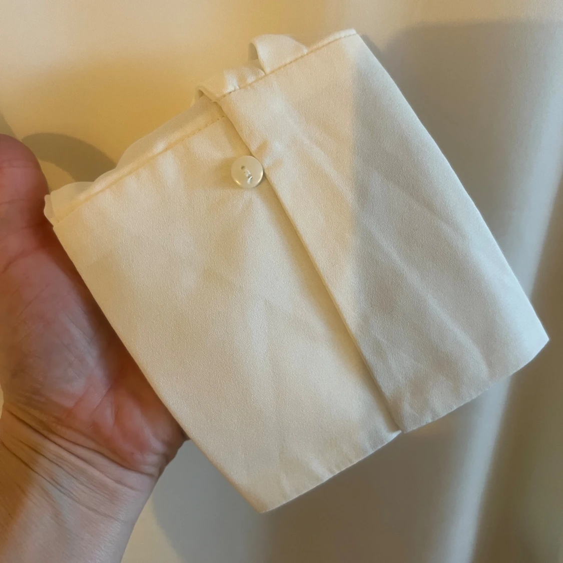 Vit blus med breda manschetter från Veromoda - 3