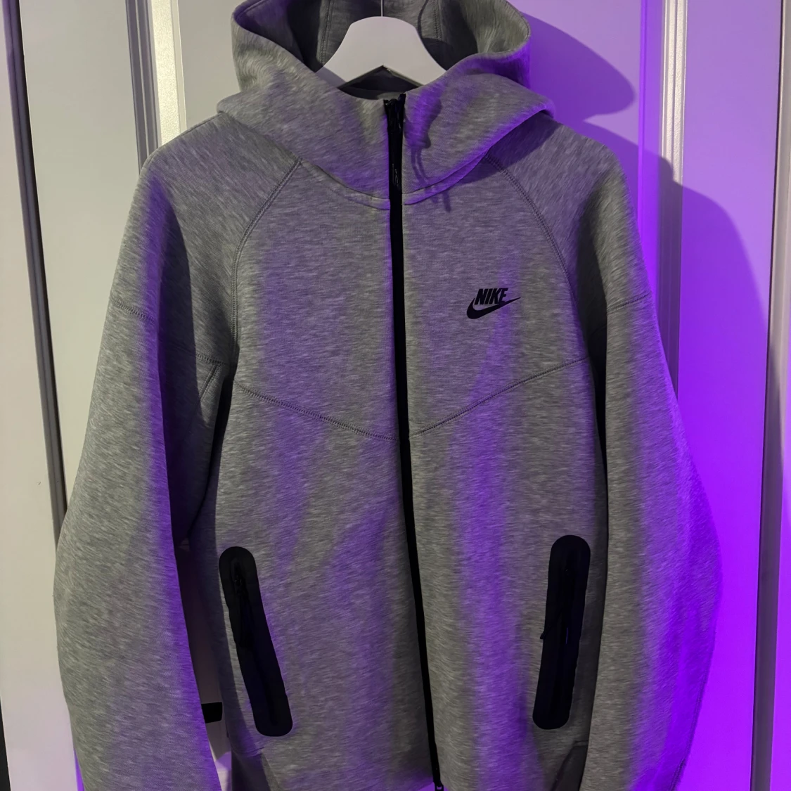 Grå Nike hoodie med dragkedja S
