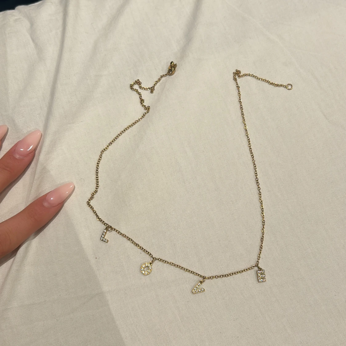 Guldhalsband med LOVE-bokstäver - 1