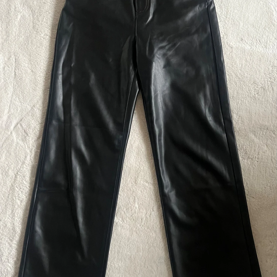 Svarta raka byxor i skinnimitation - 1