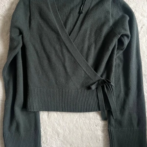 Cardigan träja - Otroligt mysig och fin cardigan, rosetten sitter fast i tröjan. Storleken är 158/164, masar ca storlek S🫶🏼