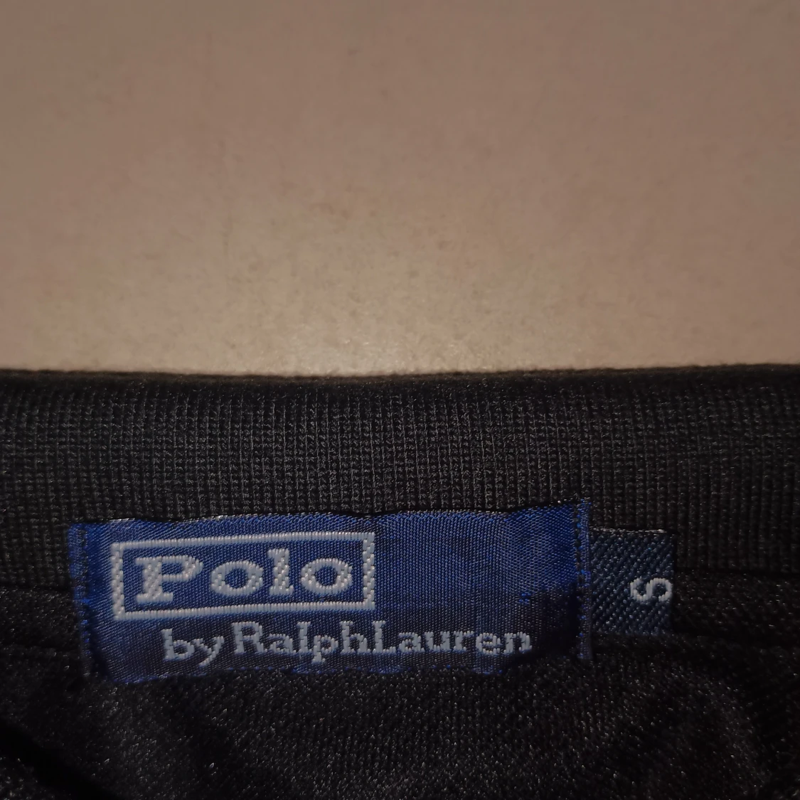 Svart pikétröja  - 2