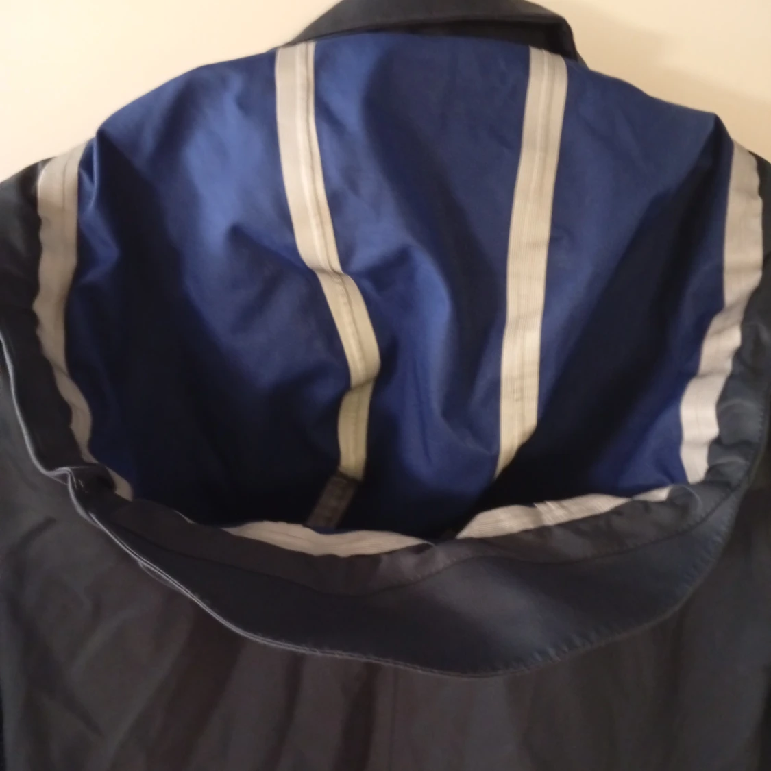 Marinblå regnjacka från Gant med huva - 3