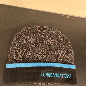 Mössa  - Riktigt snygg blå och svart mössa             Bara att höra av sig vid funderingar 