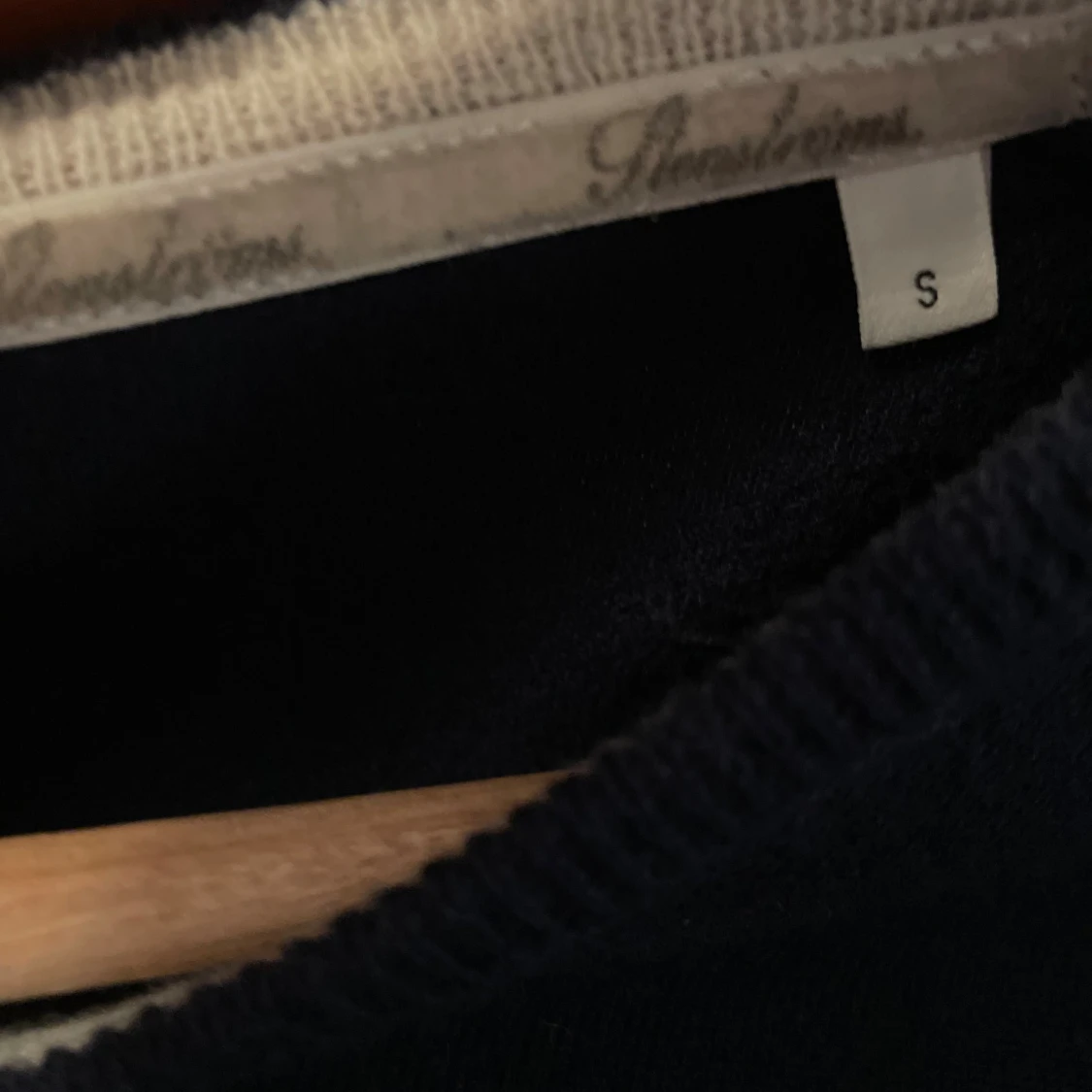 Mörkblå v-ringad tröja Stenströms helt ny - 2