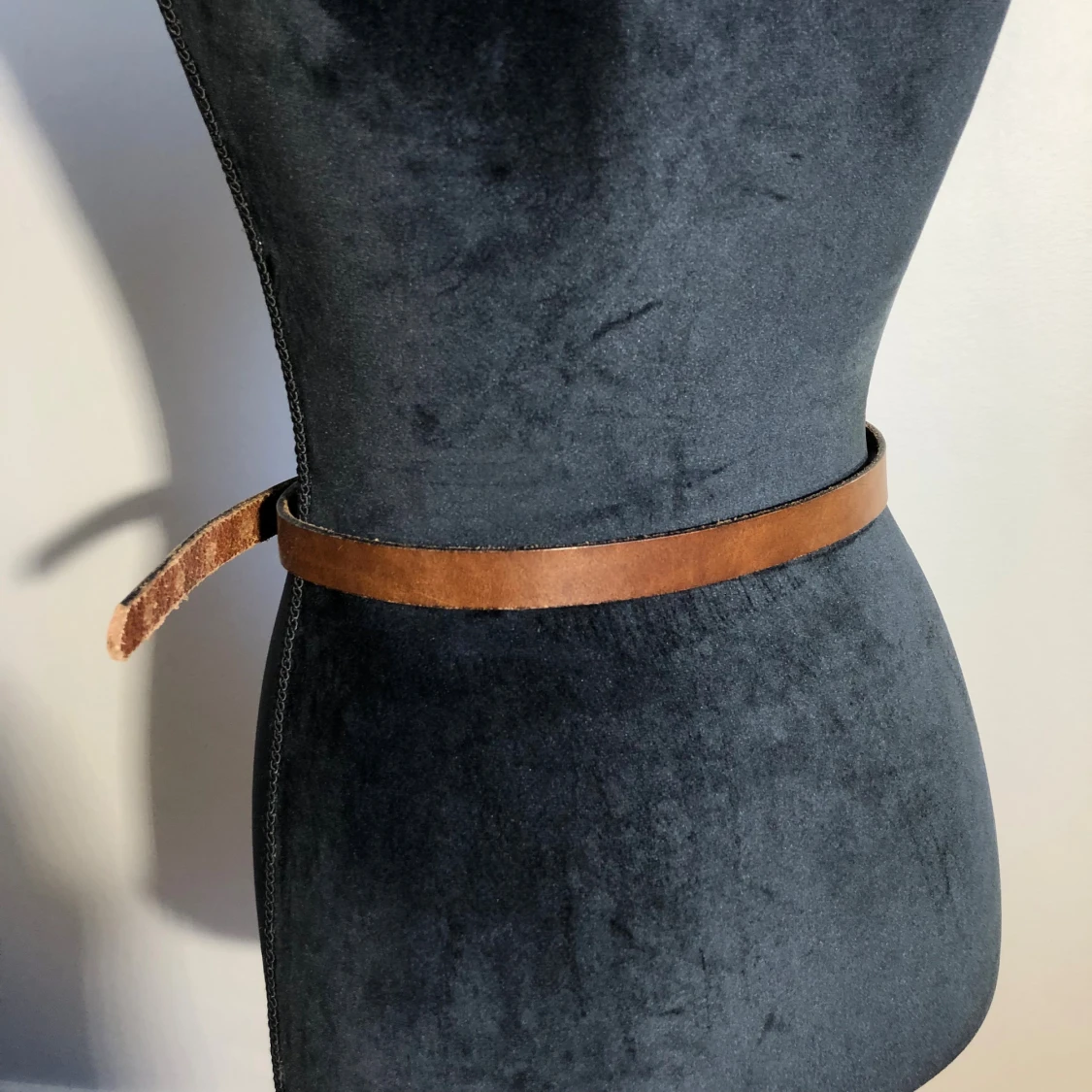 Brunt skärp i skinn - 1