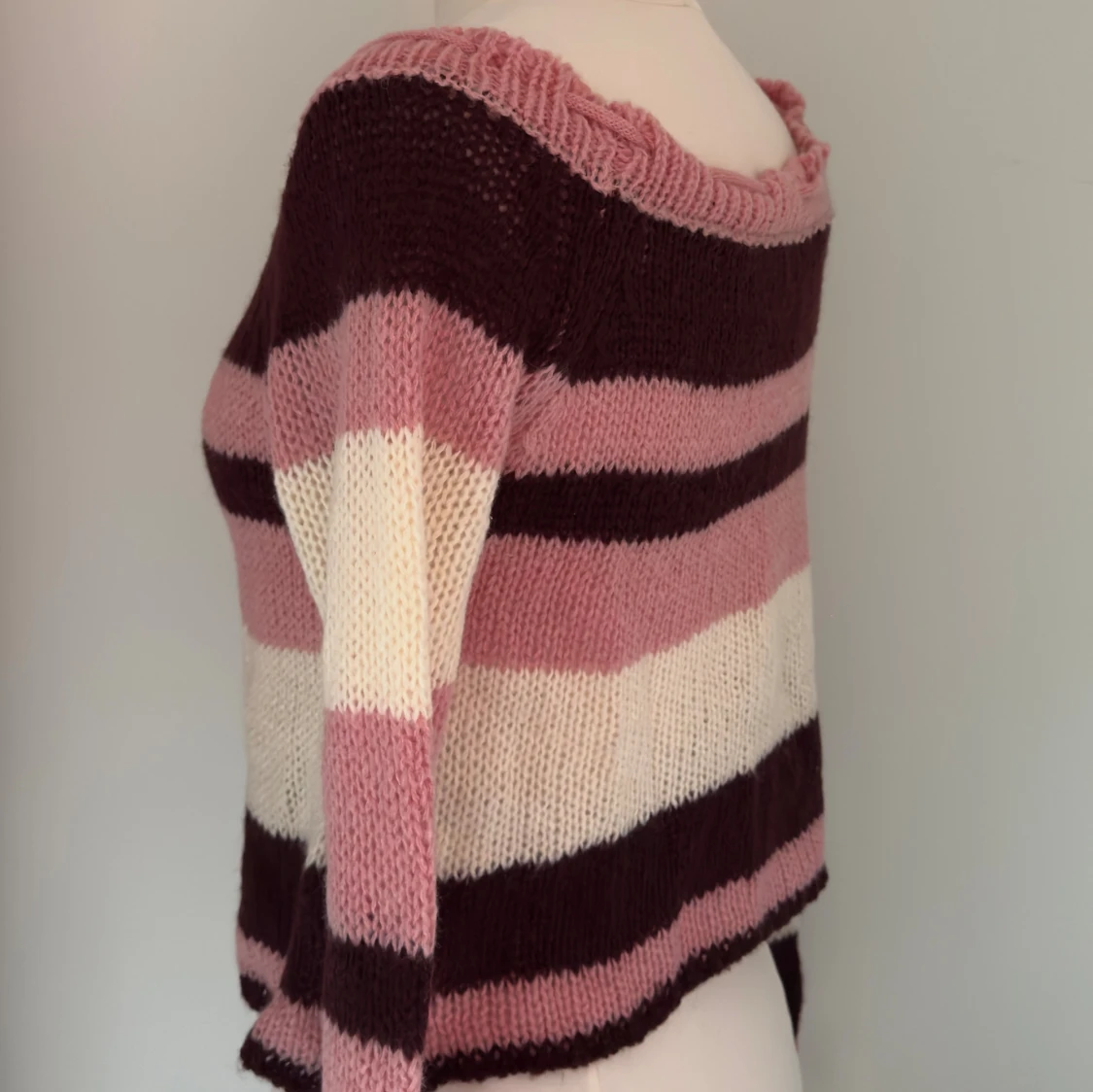 Randig stickad tröja med snörning - 1