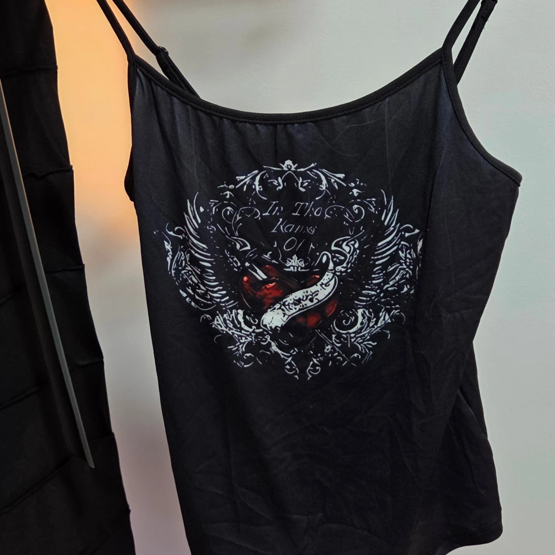 Svart linne med tryck och tunna band, Stl M