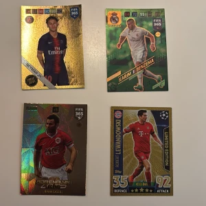 Stora spelare som: Neymar, Ryan Giggs, Benzema och Lewandowski - Stora spelare i fotbollskort. Perfekt för dem som gillar fotboll och vill lägga till i sin samling. Bra skick och fräscha kort med färg.