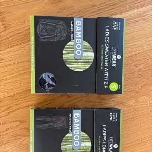 Nytt underställsset i bambu, dam storlek S - Säljer ett nytt oanvänt set med långärmad tröja och ett par långkalsonger från LifeWear i bambumaterial. Tröjan har dragkedja framtill och tumgrepp i muddarna och är i ett grått, bladliknande mönster. Perfekt som baslager och supermjuk mot huden. Snygg och funktionell för kyligare dagar. Tröjan på sista bilden är bara en exempelbild för att visa hur tröjan ser ut. Setet som säljs är kvar i sina förpackningar.