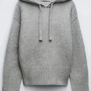 Zara Grå stickad hoodie  - Inte nopprig och perfekt för hösten! Jag har varmljus i mitt rum därför ser den mörkare ut dom sista två bilderna💕💕