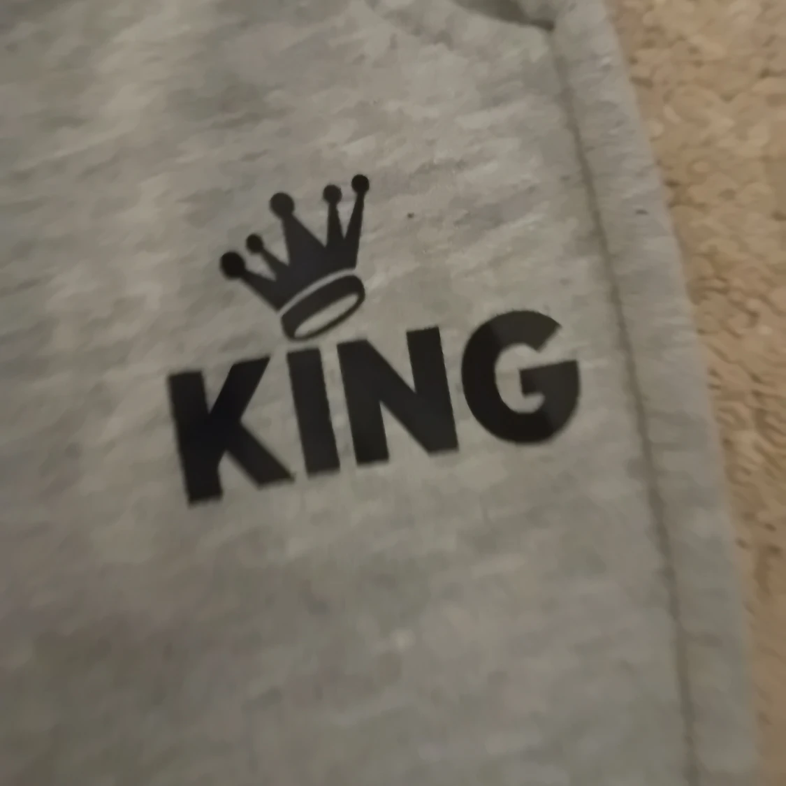 Grå mjukisbyxor med KING-tryck - 1