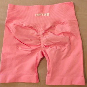 Rosa gym-shorts från DFYNE str S - Säljer ett par ljusrosa gym-shorts från DFYNE med hög midja och scrunch-detalj bak. De är tillverkade i mjukt och stretchigt material som sitter tight och bekvämt. Perfekta för gymmet eller andra sportaktiviteter. Str S