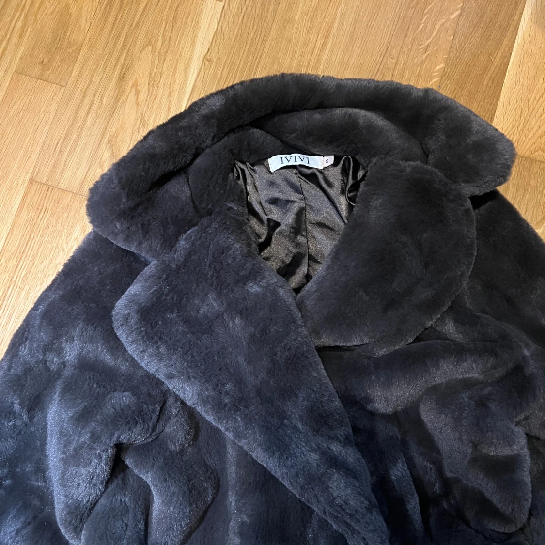 Mörkgrå pälsjacka från IVIVI - 1