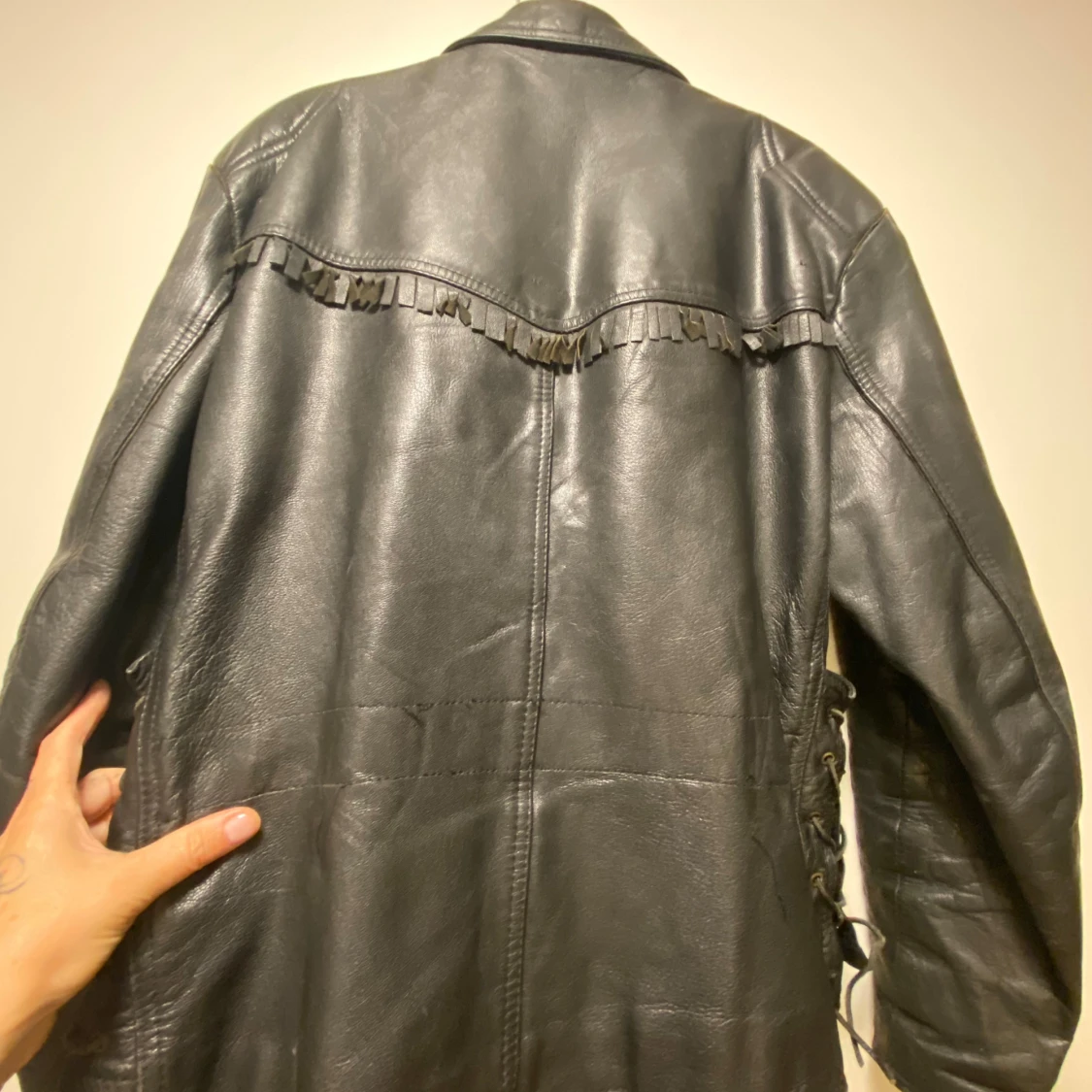 Svart skinnjacka med snörning och fransar - 3