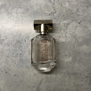 BOSS The Scent parfym - Luktar supergott. Se bild 2 för mängd kvar i flaskan. 50ml flaska 