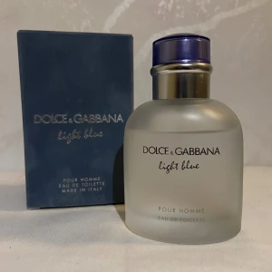 DOLCE & GABBANA PARFYM - Parfym "Light Blue" från Dolce & Gabbana 75ml. Den är använd, se bild 2 för att avgöra hur mycket som finns kvar i flaskan. 