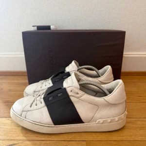 Valentino open sneakers  - Säljer nu dessa fina valentino skor | Fint skick | Storlek 43,5 | Kommer med box och extra snören 