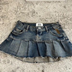 Blå jeanskjol från BDG Urban Outfitters - Säljer en blå jeanskjol från BDG Urban Outfitters i storlek XS (väldigt stretchig)