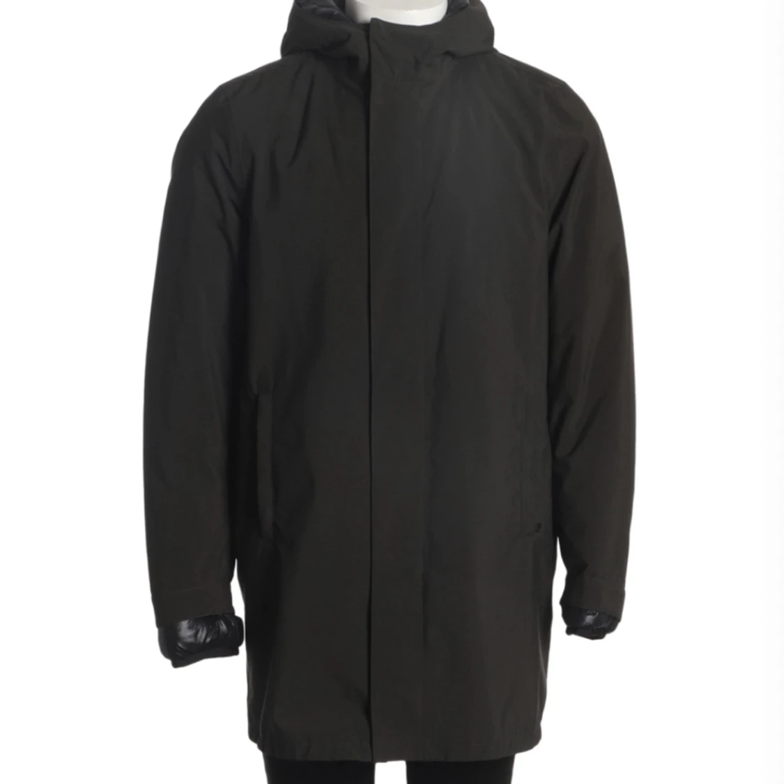 Svart dunjacka och regnjacka från Prada kan bli en och samma jacka