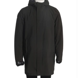 Svart dunjacka och regnjacka från Prada kan bli en och samma jacka  - Två jackor från Prada säljes: en svart dunjacka med huva och dragkedja, samt en svart regnjacka med minimalistisk design, huva och dolda fickor. Båda jackorna har diskreta Prada-detaljer och passar perfekt för höst och vinter. Som kan göra till en och samma jacka 