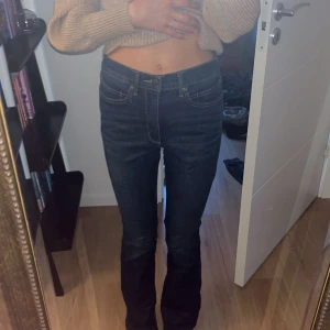 mörkblå bootcut jeans midwaist - Jeans som är utsvängda och mid waist. Längden är perfect för mig som är 170! Men lite förstora i midjan! Står ej storlek men nästa helt säker på att det är S