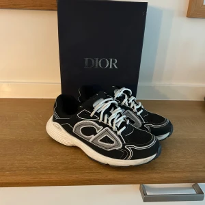 Fräsha dior b30 skor - Säljer nu ett par riktigt snygga b30s då jag tänker köpa ett par andra. Dom e riktigt sköna och man får en varm känsla vilket e bra nu på vintern. Kvitto och box hänger med priset kan justeras och tar emot byten