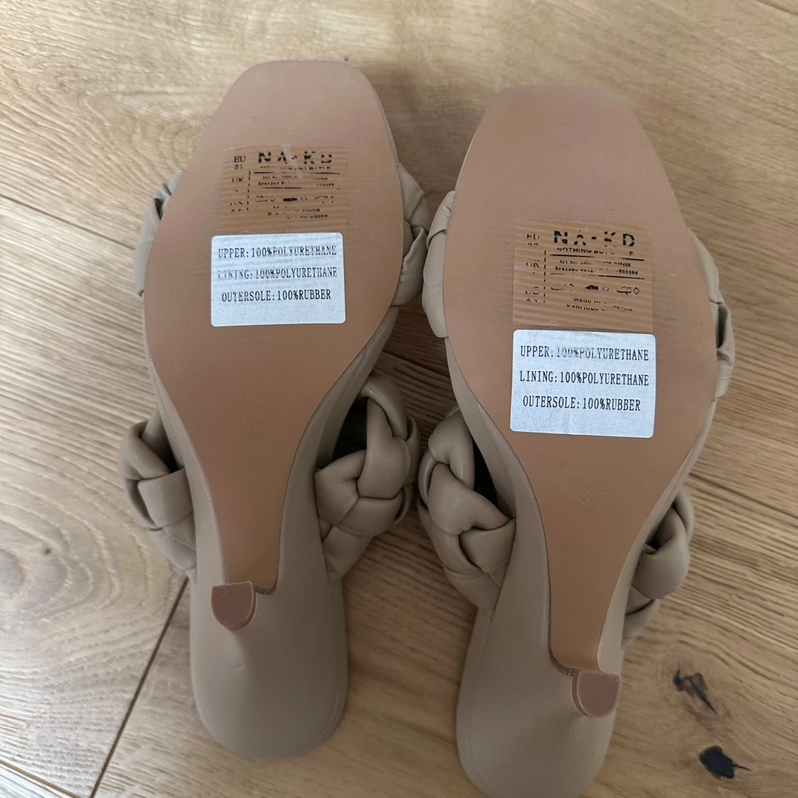 Beige flätade sandaler från NA-KD - 2