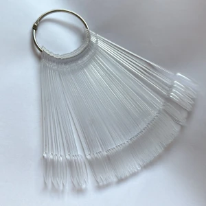 Genomskinliga nageltippar på ring - Ett set med genomskinliga nageltippar i plast, fästa på en metallring. Perfekt för att testa nagellack eller visa upp olika färger och designer. Varje tipp är lång och smal, och hela setet är lätt att använda för swatches. Ej använd alls men syns den legat med mina nagelsaker men bara att skölja av