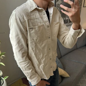 Overhsirt/Jeansjacka - Trendig och stilren. Beige/vit. Inga defekter skriv vid fundering 🙌