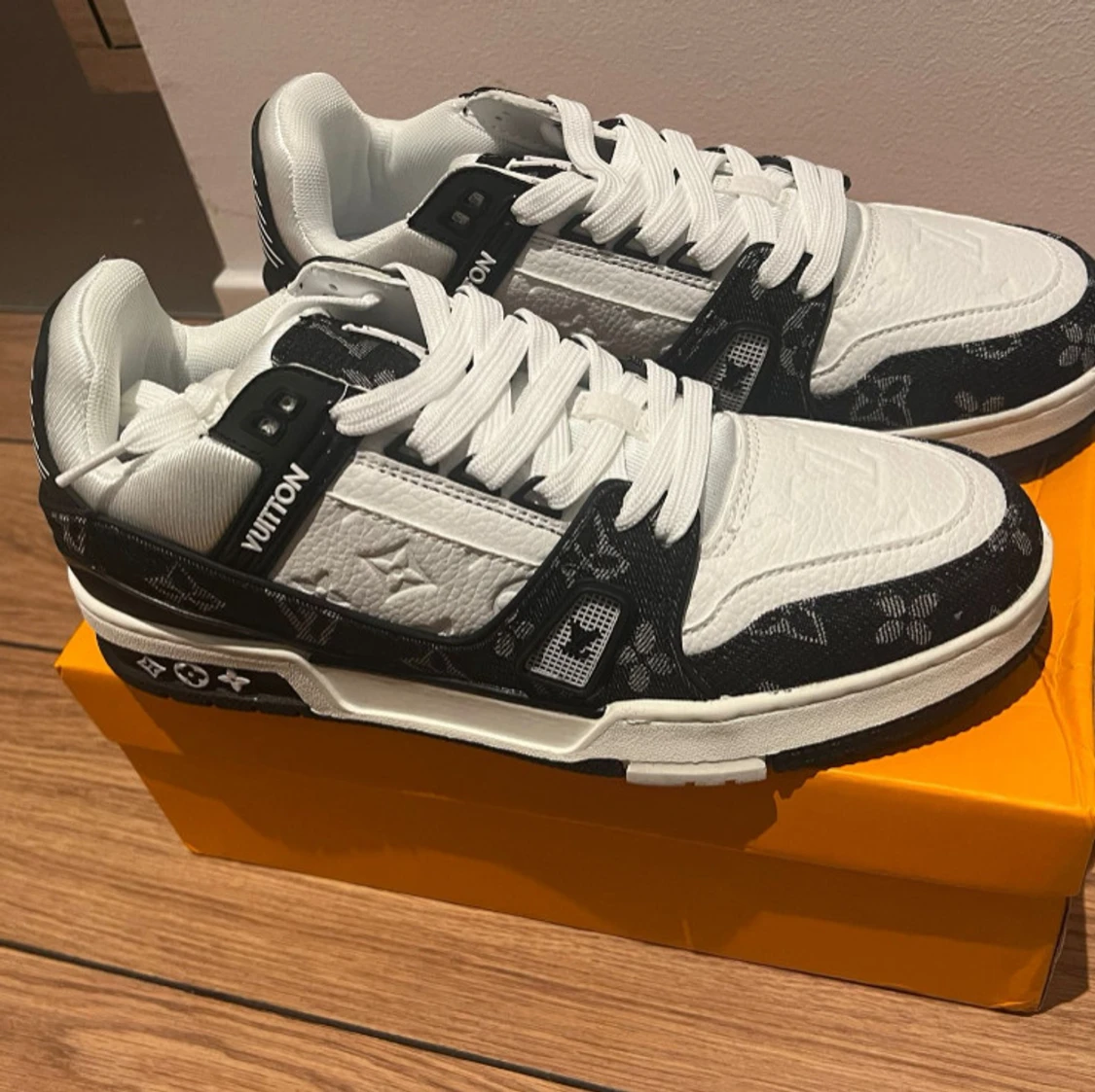 Louis Vuitton svartvita sneakers - 2